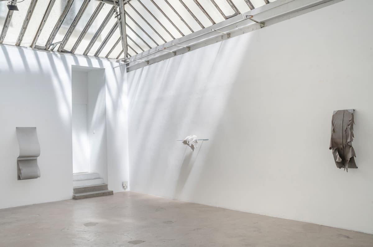Main de fer, gant de velours installation view
